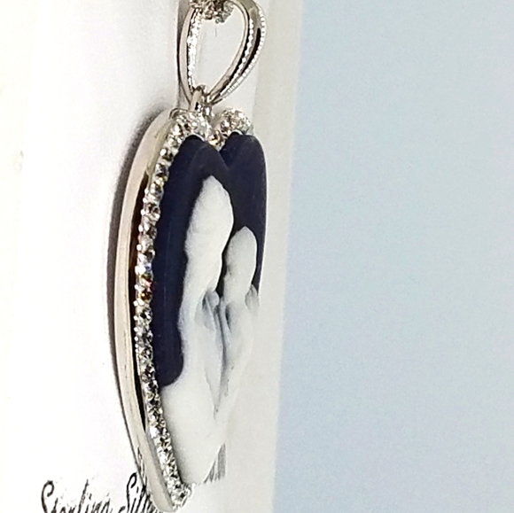 📌SOLD📌 HEART CAMEO WITH SWAROVSKI CRYSTALS PENDANT - Picture 4 of 6